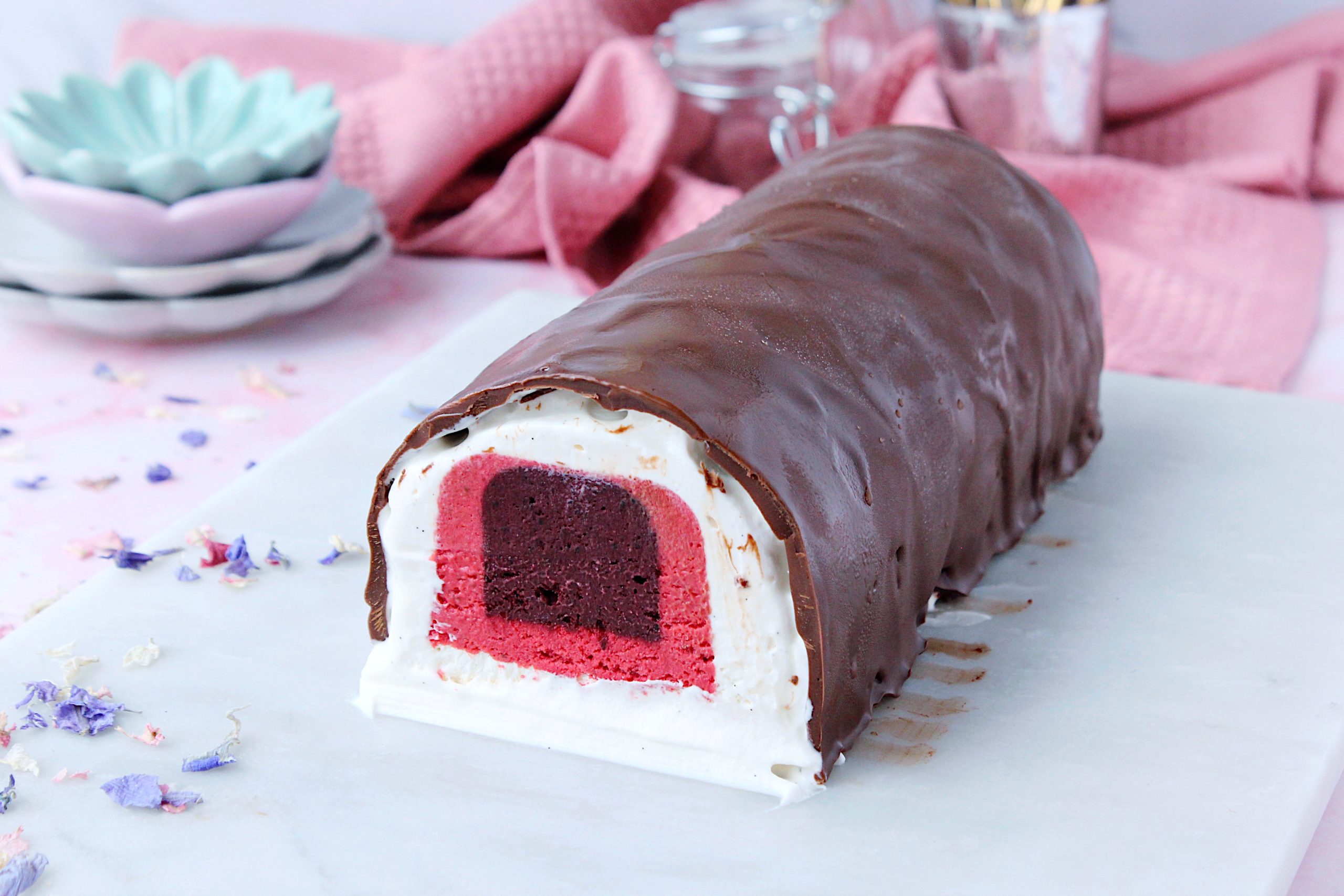 Hjemmelaget vaniljeiskake trukket med sjokolade