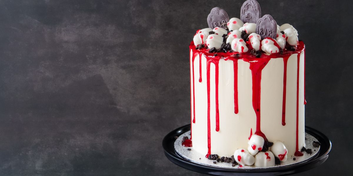 Halloweenkake med hodeskaller og gravstøtter