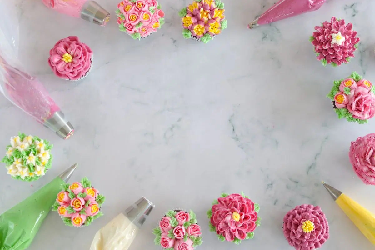 Slik lager du vakre blomstercupcakes med sprøytetipper