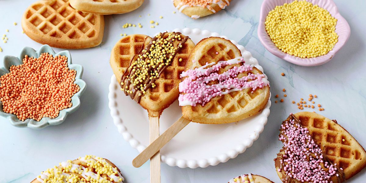 Oppskrift på søte dessert-hjertevafler på pinne