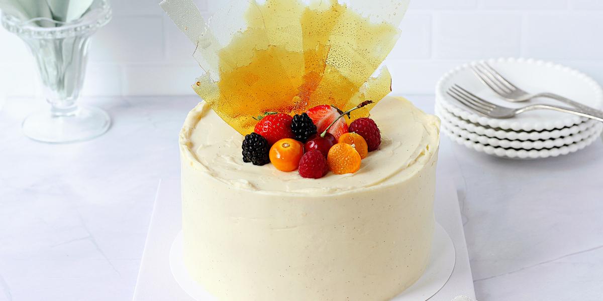 Oppskrift på Crème brûlée kake - saftig lagkake med vaniljekrem og karamellglass