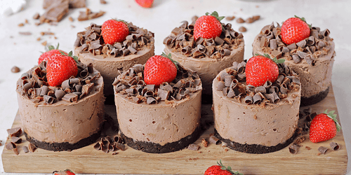 Oppskrift på Mini sjokoladeostekaker med knasende daimbiter