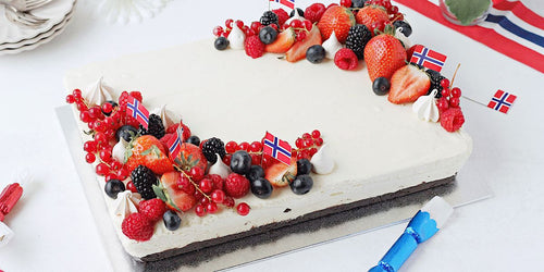 Oppskrift på Yoghurt og hvit sjokolademousse kake med friske bær