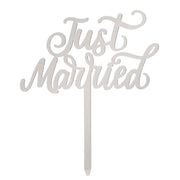 Dekora Kaketopper -Just Married-, Sølv, 11×13 cm, 1 stk  Gjør bryllupskaken komplett med denne elegante  kaketoppen  fra Dekora. Med teksten  "Just Married"  i en stilig og lettlest løkkeskrift, gir den kaken et moderne og sofistikert uttrykk. Denne sølvfargede kakedekorasjonen fungerer som et naturlig blikkfang på den store dagen og passer perfekt til både klassiske og moderne bryllupstemaer. Top
