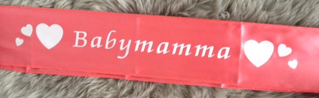Rosa ordensbånd med hvit tekst babymamma + hjerter