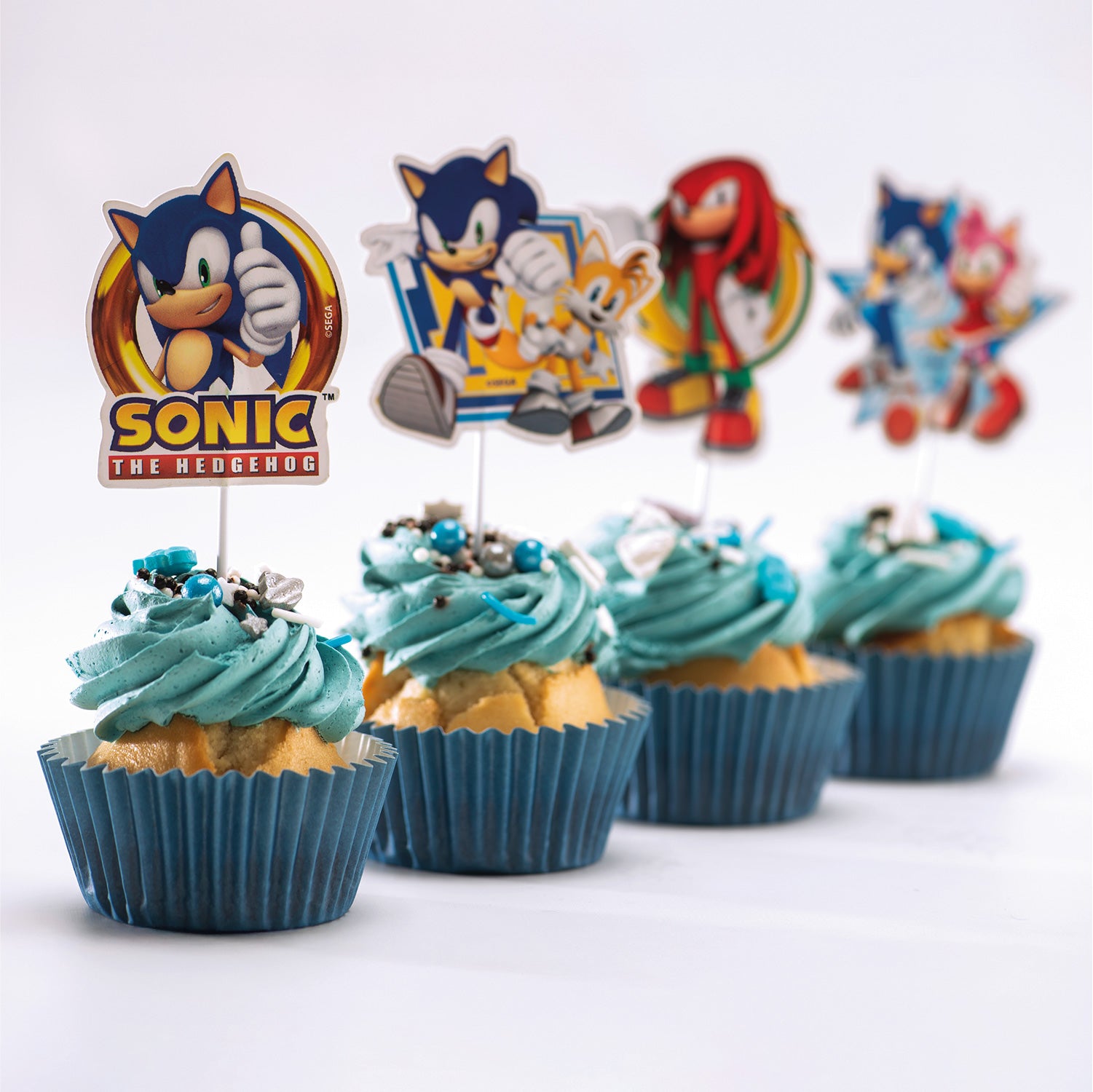 Sonic kaketopper i papp, pk/16  16 fargerike kaketopper med Sonic og vennene hans – klar til å gjøre bursdagskaken til et øyeblikkelig høydepunkt. Dette er offisielt lisensierte dekorasjoner fra Dekora som viser Sonic, Tails, Knuckles og Amy Rose i autentisk design. Motivene er trykt på fuktbestandig papir og montert på matgodkjente plastpinner som står støtt i både smørkrem, ostekrem og tyngre k