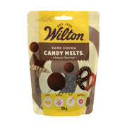 Candy Melts Mørk sjokolade, 125g  Drømmer du om å lage perfekt glaserte cake pops, elegante sjokoladedekorasjoner eller lekre konfektoverdrag som ser ut som de kommer fra et profesjonelt konditori? Wiltons berømte Candy Melts® i Dark Cocoa er ditt hemmelige våpen! Disse allsidige smeltedroppene kombinerer den intense, rike smaken av mørk kakao med en silkemyk, kremet tekstur som gjør dem uimotståe