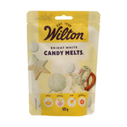 Candy Melts Ekstra hvit 125g <h1>Wilton Candy Melts® 125g - Bright White</h1>
   Din hemmelige ingrediens for perfekte kakepynt og søte kreasjoner!  
 Candy Melts® fra Wilton er ikke bare smelteglasur - det er din billett til et univers av kreative muligheter! Denne rene, hvite smelteglasuren er som en kunstners hvite lerret, klar til å forvandle dine bakeverk til vakre mesterverk. Enten du drømme