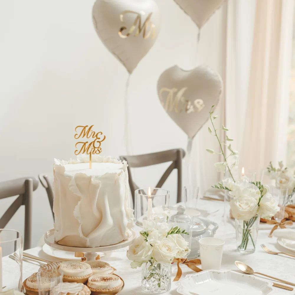kaketopp med tekst mr&mrs til bryllupskake