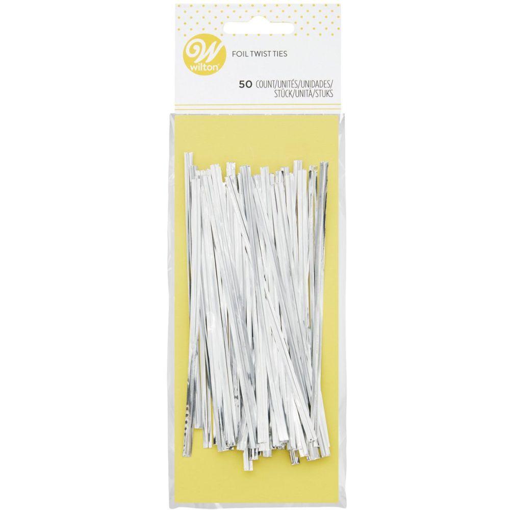 Wilton Twist Ties pk/50 Sølvfargede twist ties fra Wilton - perfekt til å lukke gaveposer når du skal gi bort søtsaker i gave. Pakken inneholder 50stk twist ties, som er ca 12,5cm lang.