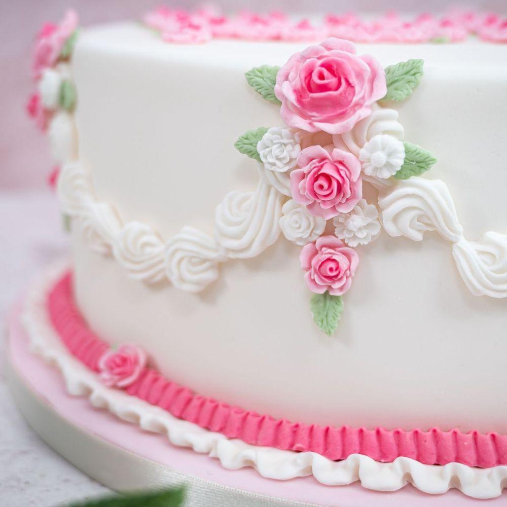 Kake dekorert med realistiske miniatyrblomster fra Karen Davies silikonform