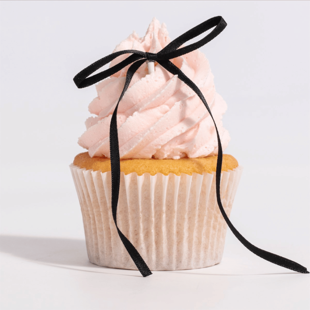 Svart satengsløyfe på cupcake – sofistikert dekorasjon til nyttår og elegante fester