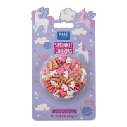 PME Sprinkle Charms -Magic Unicorns- enhjørninger og horn, Rosa, hvit og gull, 13×10mm, 25g  Forvandle baksten din til et ekte eventyr med  PME Magic Unicorn Sprinkle Charms . Dette er ikke bare vanlig strøssel; dette er "charms" – større og mer detaljerte dekorfigurer som gir kakene dine umiddelbar personlighet og en profesjonell finish. Denne miksen består av sjarmerende rosa og hvite enhjørnin