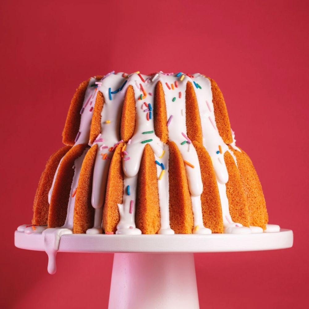 Kake med hvit melisglasur laget av PME Melis