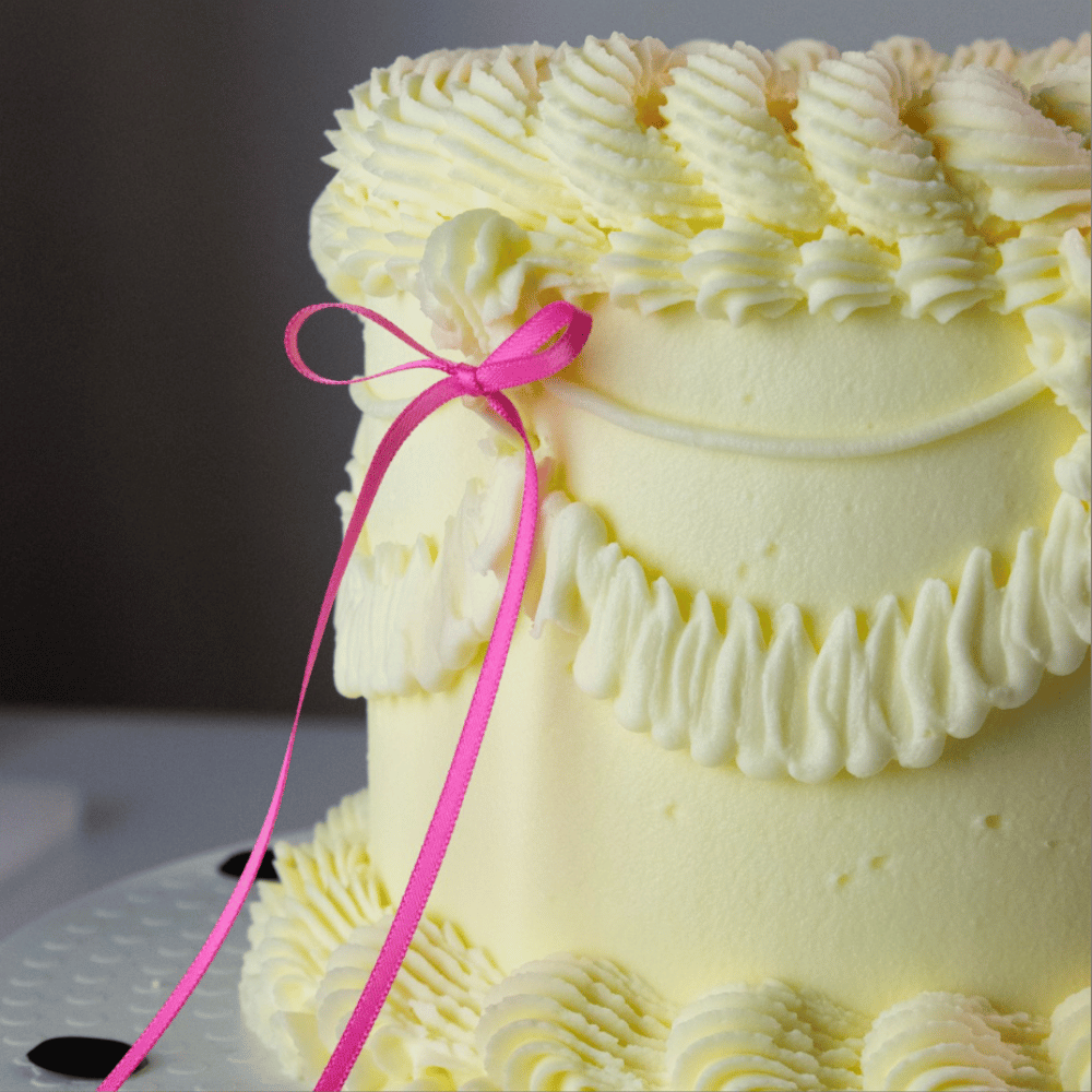 Vintage-kake dekorert med rosa satengsløyfer fra PME