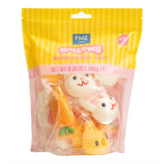 Marshmallows formet som Kaniner, gulrøtter og kyllinger, pk/12  Myke marshmallows i fire påskemotiv fra PME. Pakken inneholder 12 stykker: kaninhoder, kaninrumper med poter og hale, gulrøtter og gule kyllinger. Hver marshmallow er pakket individuelt, noe som gjør dem enkle å oppbevare og bruke én og én. Fungerer godt både som pynt på kaker og i varm drikke. Et praktisk hjelpemiddel når du vil gi p