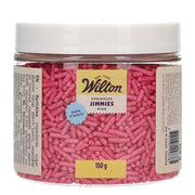 Wilton Strøssel -Jimmies-, Rosa, 150g  Wilton Jimmies i en herlig rosafarge er det ultimate strøsselet for deg som ønsker å tilføre farge og ekte bakeglede til dine kreasjoner. Dette er ikke bare vanlig pynt, disse klassiske strøsselstavene er spesialutviklet for å være bakefaste, slik at de beholder både form og farge selv etter en tur i stekeovnen. 
  Nøkkelfunksjoner og fordeler:  
 
 
 Bakefas