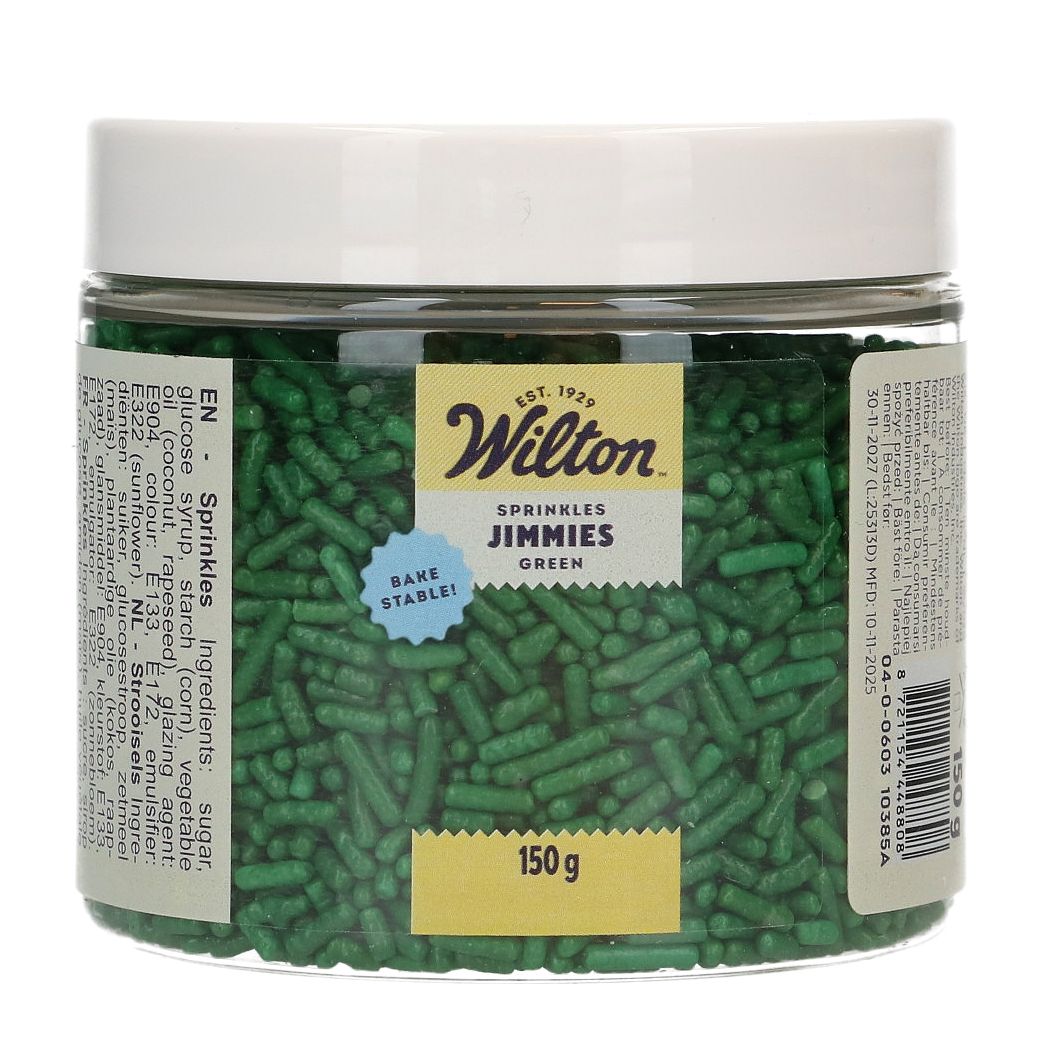 Wilton Strøssel -Jimmies- -Green-, Grønn, 150g  Gi baksten din et profesjonelt løft med  Wilton Jimmies  i en herlig, levende grønnfarge. Dette er ikke bare vanlig strøssel; disse avlange stavene er "bake-stable" ( stekefaste ), noe som betyr at de er spesielt utviklet for å beholde både formen og den intense fargen selv når de utsettes for varmen i stekeovnen. Enten du ønsker en fargerik "funfett