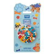 PME Sprinkle Charms -Super Dogs- -Poter og bein-, Multifarget, 6×12mm, 25g  Gi bakverkene dine en "pote-tastisk" makeover med PME Super Dogs Sprinkle Charms! Dette er ikke bare vanlig strøssel; det er fargerike og lekne sukkerfigurer formet som hundepoter og bein som gir umiddelbar personlighet til enhver godbit. Disse "sjarmene" er større enn standard strøssel, noe som gjør dem til det perfekte b