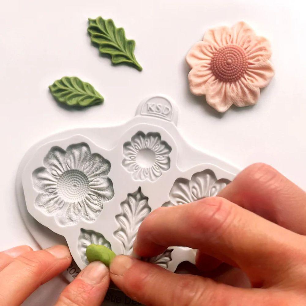 Katy Sue silikon mold med tre blomster og tre blader i stofflignende tekstur