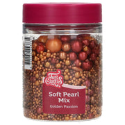 FunCakes kakestrøssel -Golden Passion-, Blanding av myke perler i gull og mørk rød, 80g  FunCakes Soft Pearls "Golden Passion" er en luksuriøs miks av spiselige perler i varierte størrelser som gir bakverket ditt en profesjonell og elegant finish. Med en nydelig fargepalett i gull, dype rødtoner og bronse, er dette strøsselet perfekt for deg som ønsker å legge til det lille ekstra på kaker, cupcak