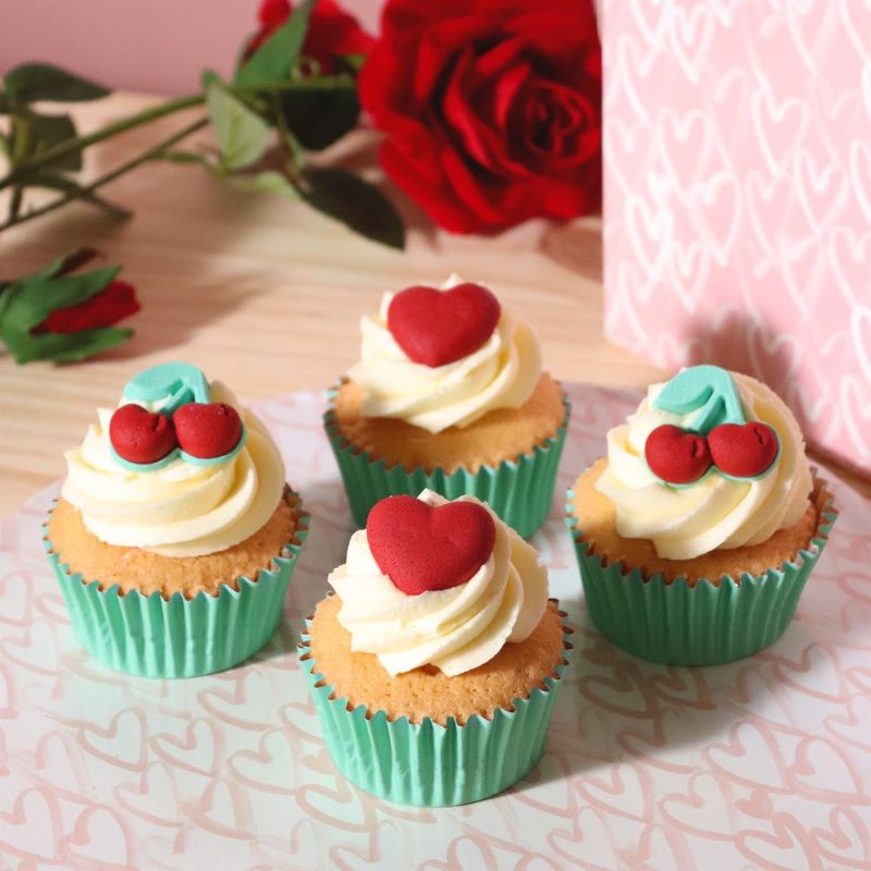 Spiselig cupcakepynt hjerter og kirsebær