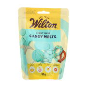 Candy Melts Lys blå, 125g  Skal du pynte til babyshower for en liten prins, skape en magisk Frozen-bursdagskake, eller dekorere elegante dåpskaker i myke pastellfarger? Wilton Candy Melts® i Light Blue er ditt perfekte verktøy for å skape Instagram-verdige desserter i den vakreste himmelblå fargen! Denne livlige, men samtidig myke blåfargen gir dine kreative bakeverk et profesjonelt og stilrent ut