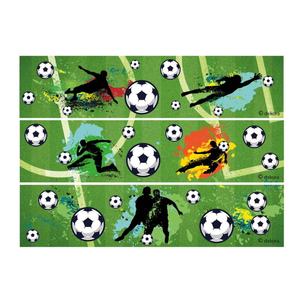 Spiselig fotball-kakebånd med baller og spillere på grønn bakgrunn