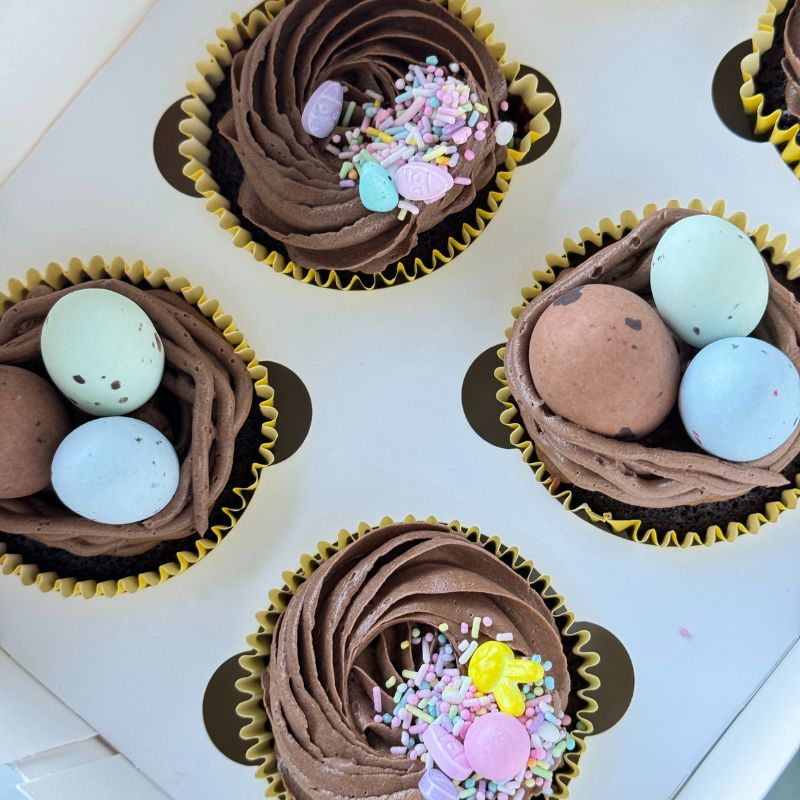 Påskecupcakes med påskestrøssel fra Happy Sprinkles