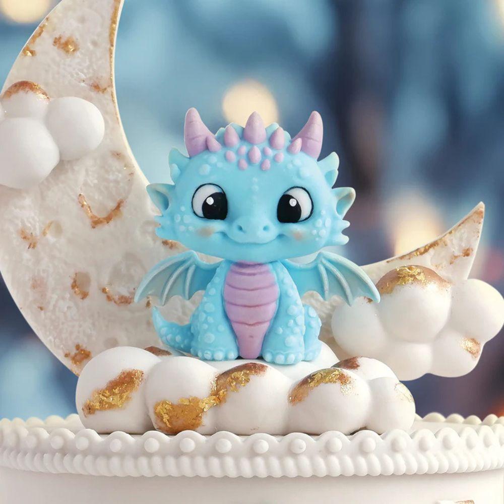 Turkis fondant-drage med vinger og horn på hvit kake, laget med Katy Sue Easy Stand Dragon mold