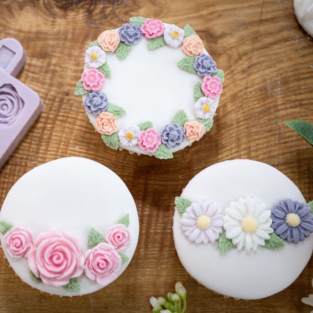 Detaljerte miniatyrblomster laget med Karen Davies silikonform i fondant og marsipan