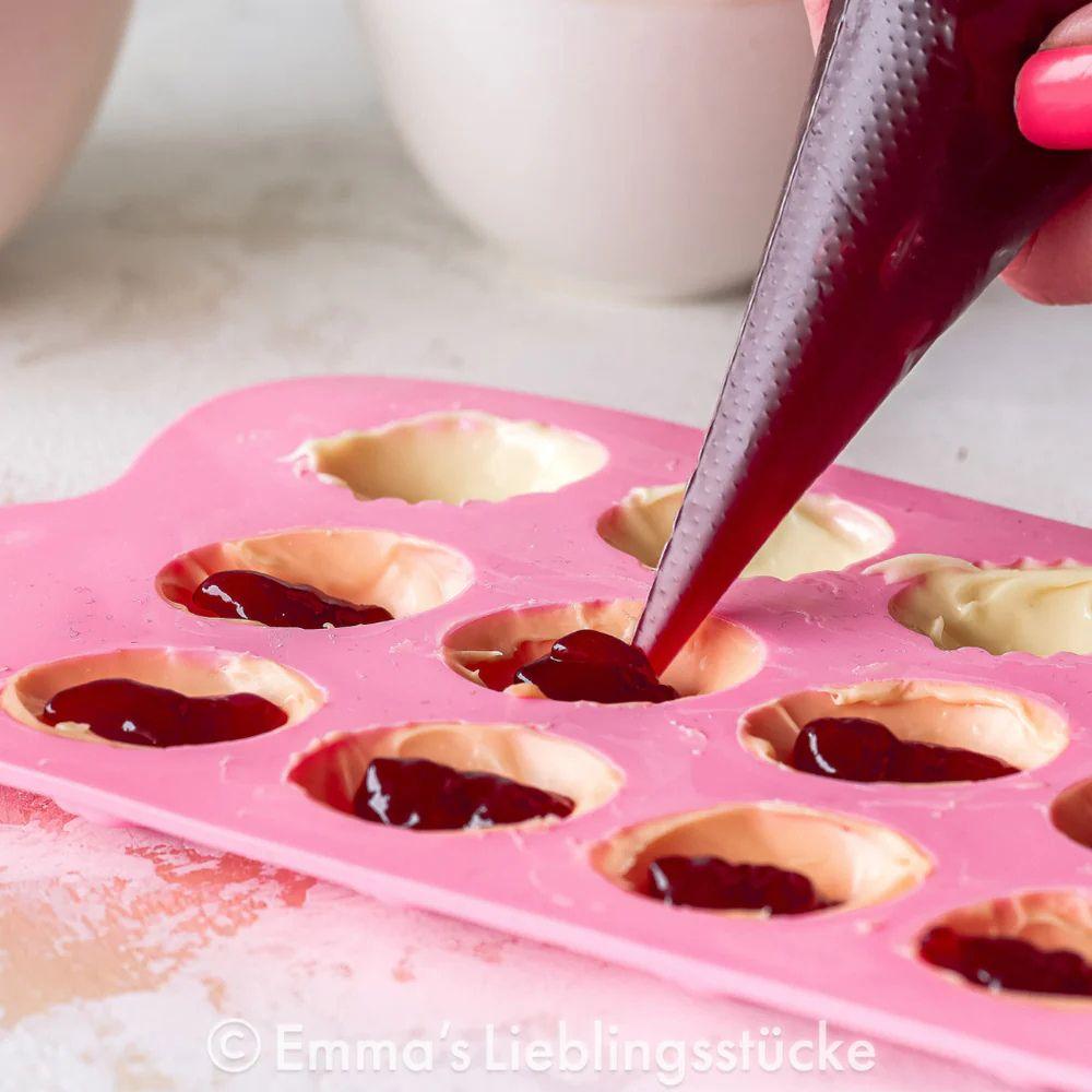 Nærbilde av rosa silikonform med eggformer i ulike mønstre