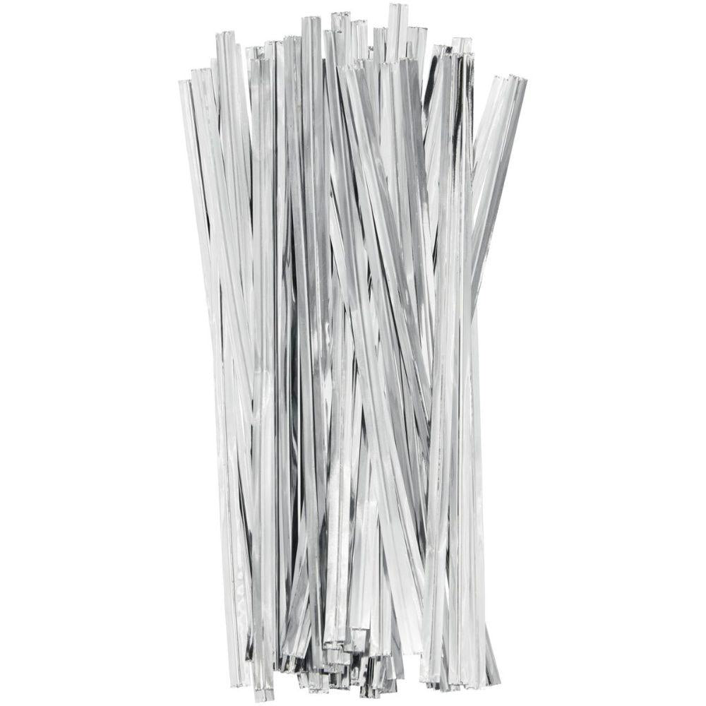 Wilton Twist Ties pk/50 Sølvfargede twist ties fra Wilton - perfekt til å lukke gaveposer når du skal gi bort søtsaker i gave. Pakken inneholder 50stk twist ties, som er ca 12,5cm lang.