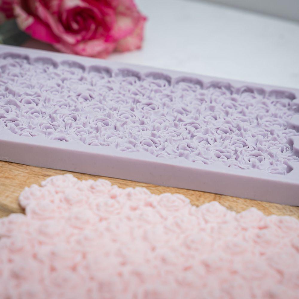 Rosa rosebord laget med Karen Davies kake mold i fondant