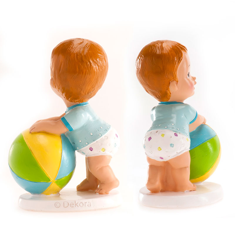 Kaketopp baby -Gutt med ball- 11 cm