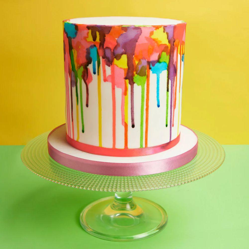 airbrush med flytende matfarge på hvit kake 