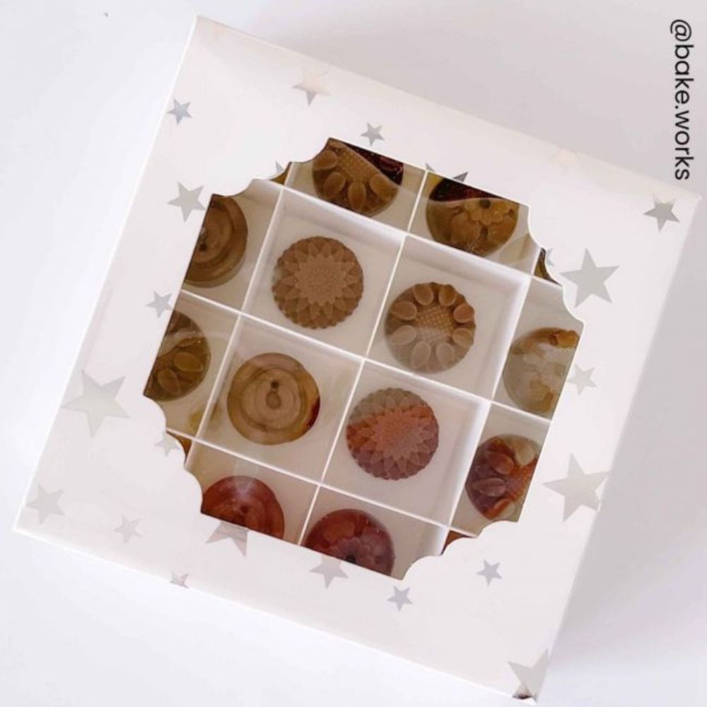 Konfekteske m/vindu, Sølvstjerner - 15x15x3,5cm pk/10