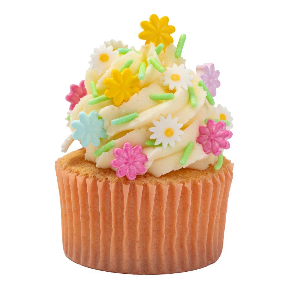 Påskestrøssel brukt som dekorasjon på cupcakes med pastellfarget blomstermiks