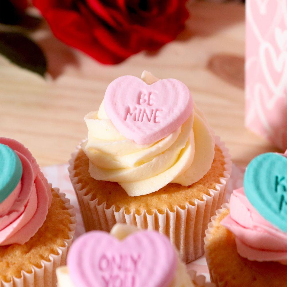 Rosa spiselig kakepynt med sukkerhjerte til valentinsdagskake