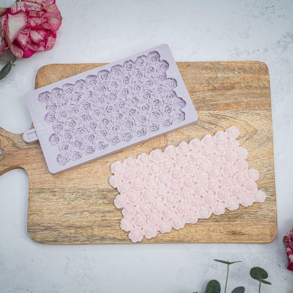 rosebord i fondant klar til kakedekorasjon laget med silikonmold