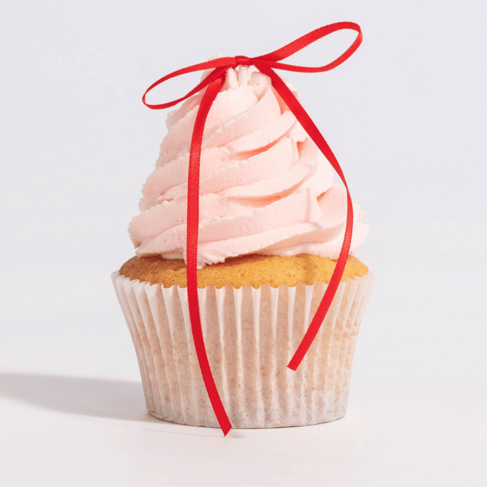 Rød satengsløyfe på cupcake – festlig dekorasjon til jul og valentinsdag