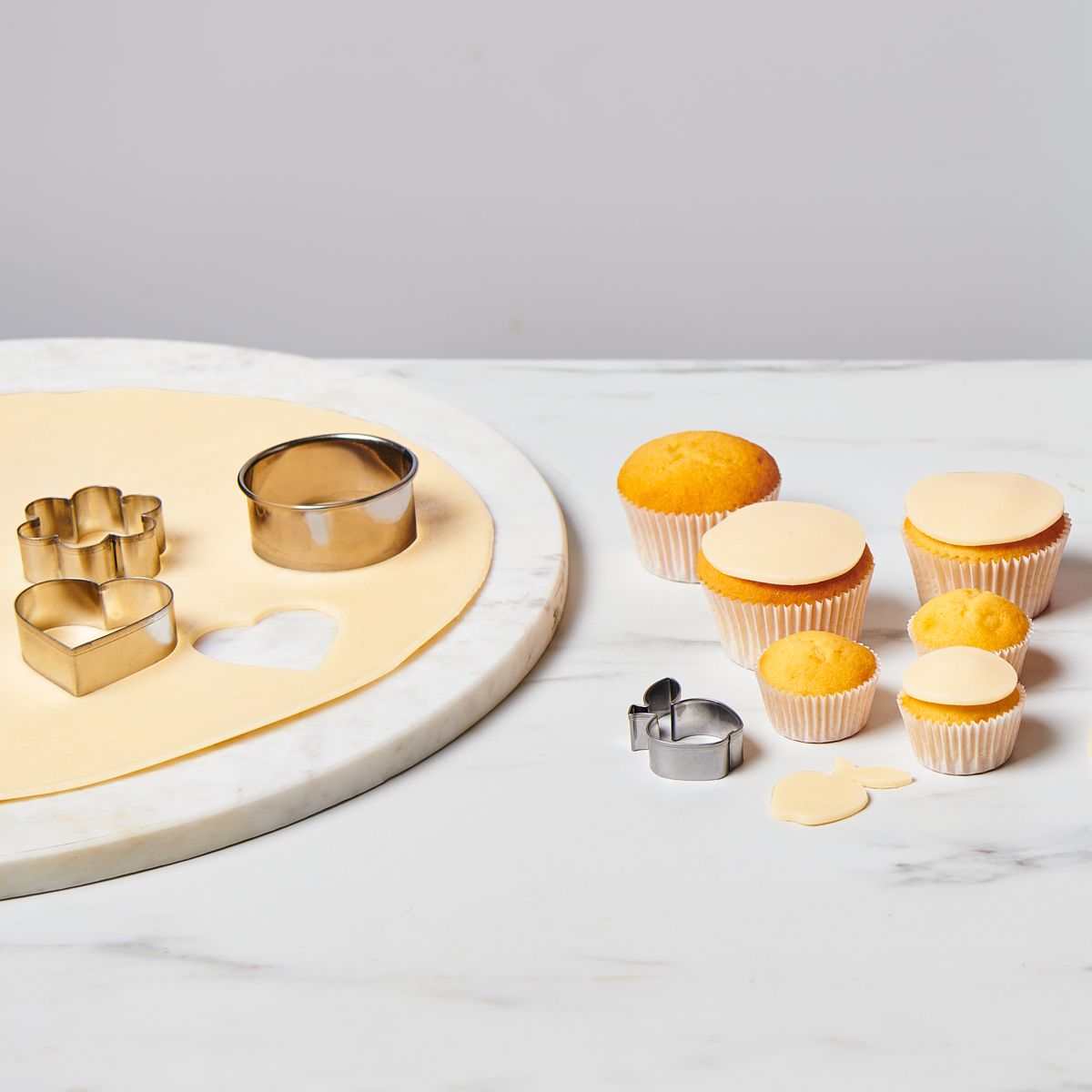 Marsipanlokk med fondant, kremhvit, fra FunCakes, 430g