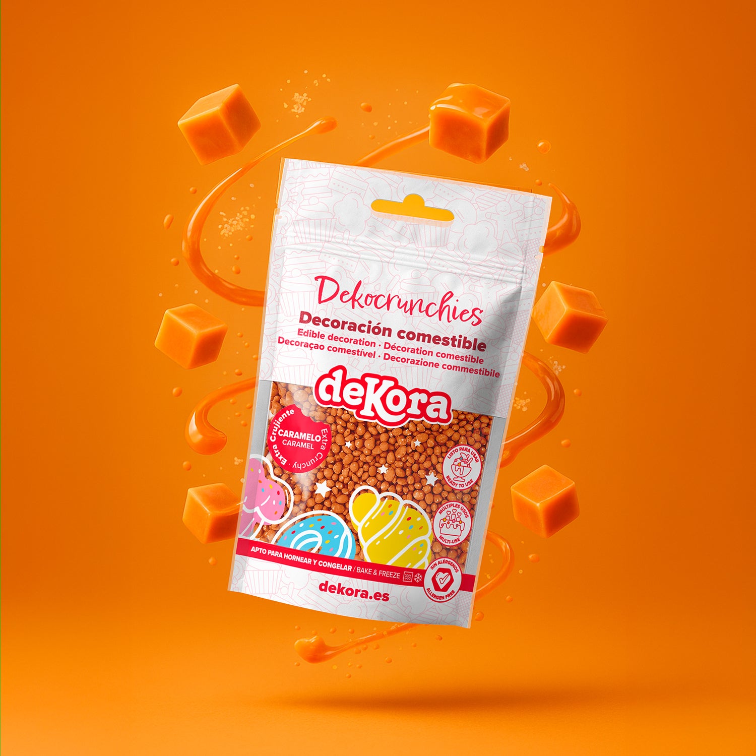 Karamellstrøssel Dekocrunchies fra deKora, 100g  Karamellstrøssel i serien Dekocrunchies fra deKora er små, sprø kuler med søt karamellsmak og en varm gyllen brun farge. De holder seg sprø både i ovn og fryser, noe som gjør dem til et praktisk valg for mange typer bakst. Egner seg til alt fra bursdagskaker til pepperkaker, og kan strøs på både før og etter steking. Gir en fin teksturkontrast til m