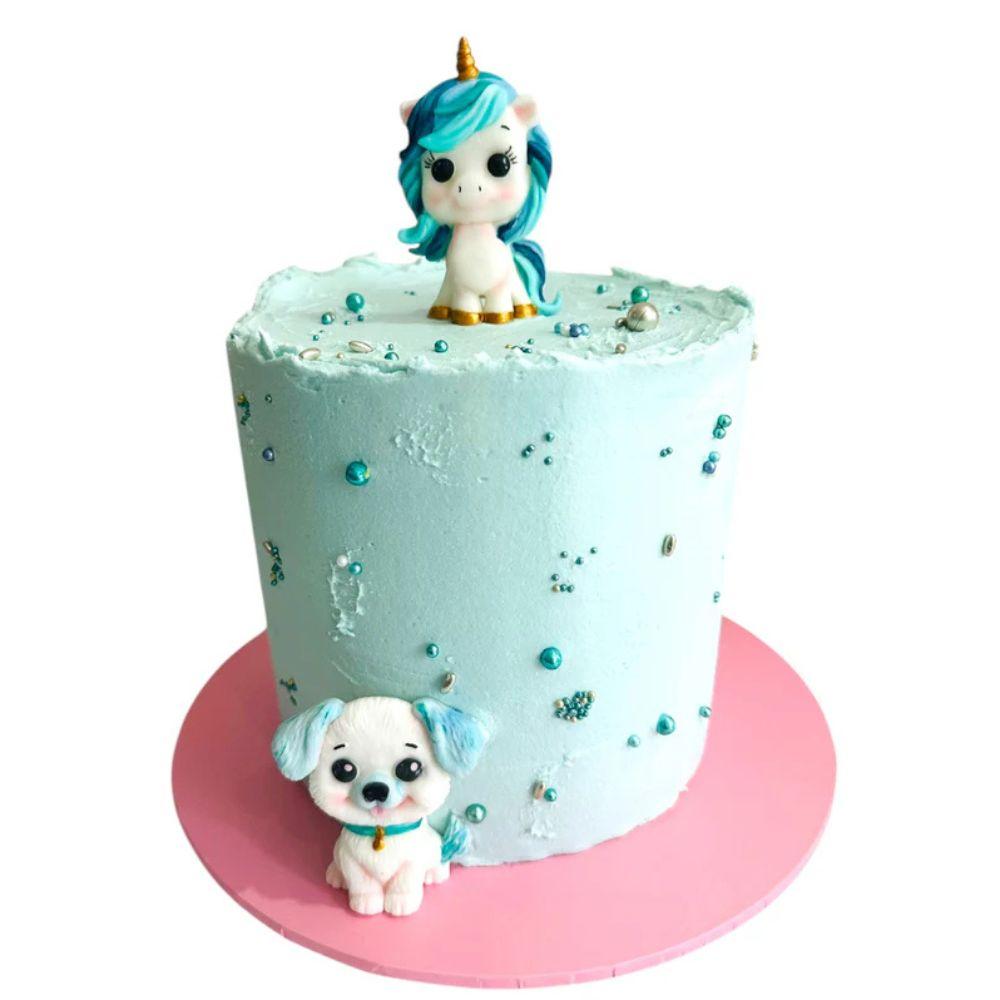 Søt fondant-hund på bursdagskake