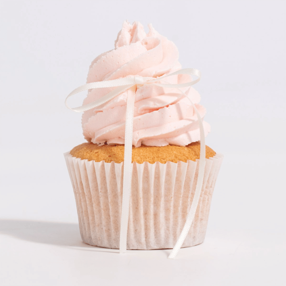 Hvit satengsløyfe på cupcake – klassisk dekorasjon til bryllup og konfirmasjon