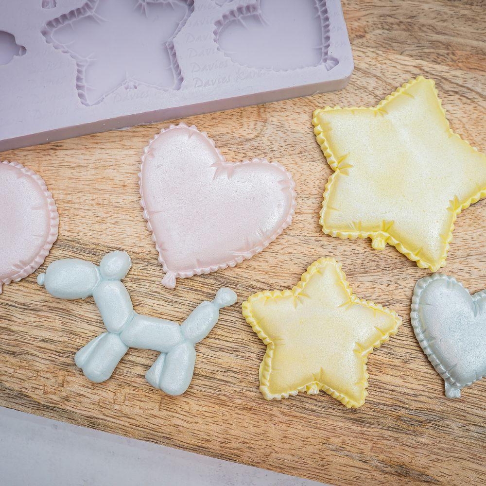 Ferdige ballongdekorasjoner i fondant laget med Karen Davies silikonmold