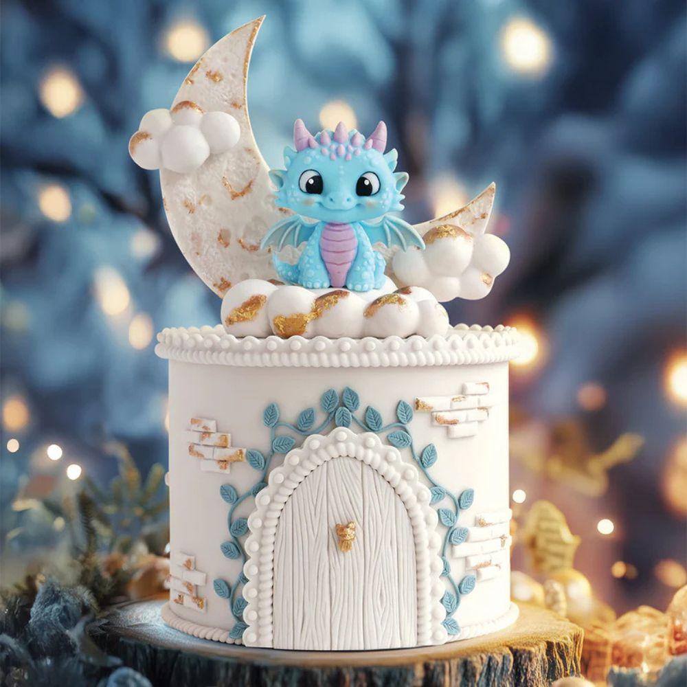 Søt stående dragefigur i fondant på eventyr-kake, laget med Katy Sue Easy Stand Dragon mold