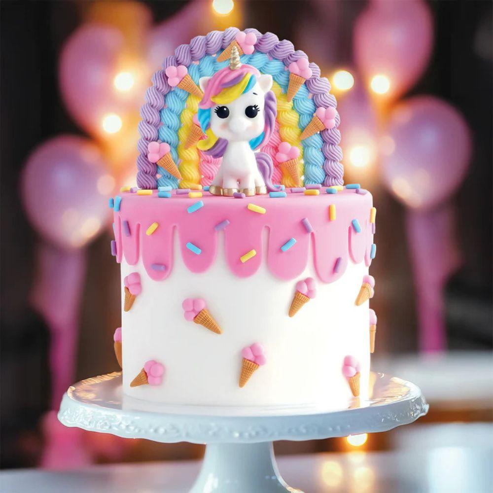 Hvit fondant-enhjørning med fargerik man på rosa kake, laget med Katy Sue Easy Stand Unicorn mold