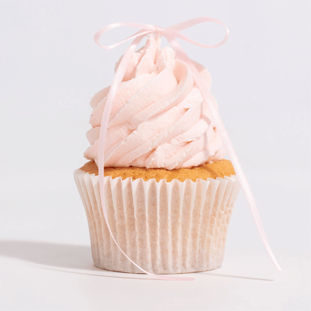 Lyserosa satengsløyfe på cupcake – delikat dekorasjon til babyshower