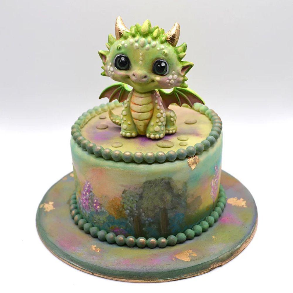 Grønn fondant-drage laget med Katy Sue Easy Stand Dragon mold